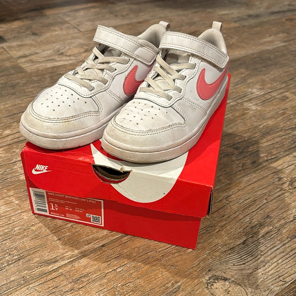 Girls Nike court boroughs